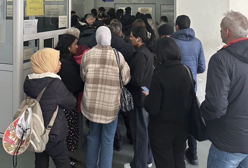 Чужденци, желаещи да работят в Пловдив, направиха невиждана опашка