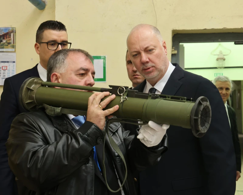 Желязков видя какво оръжие произвеждаме във ВМЗ Сопот