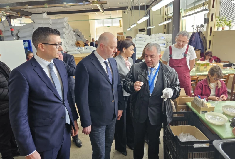 Министърът на икономиката: Постоянната модернизация на ВМЗ Сопот е наш приоритет