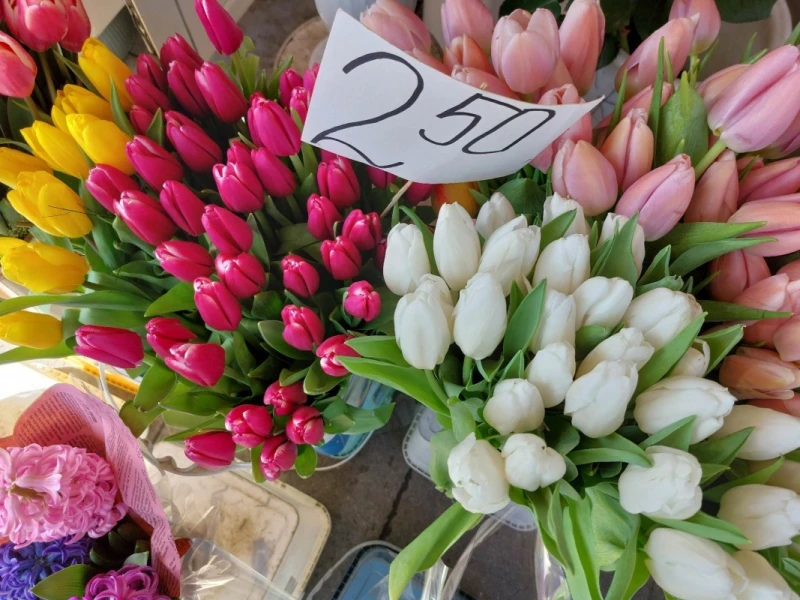 Продавач на цветя: Някои хора гледат да им е по бюджетно, а за други няма значение. Има единични цветя, предпочитат и по-големите букети