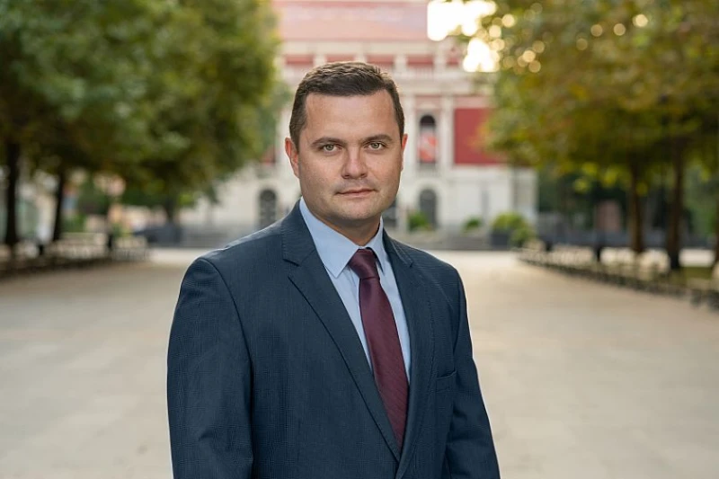 Пенчо Милков: На всички прекрасни жени в живота ни - честит празник!