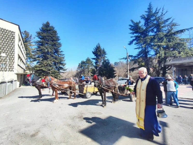Коне и впрягове дефилираха в Караманово на Тодоровден