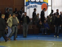 Футболистите на Локо подкрепиха баскетболния Академик