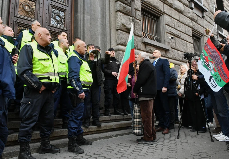 Протестиращи с искания за оставка на ЦИК се събраха пред НС