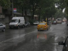 Пътните настилки в града са мокри и хлъзгави