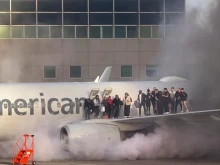 Самолет на American Airlines се запалва, дванадесет души ранени