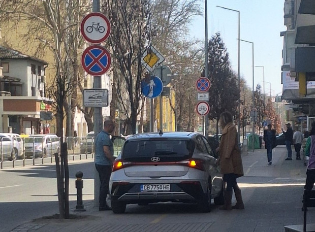 Мъж и жена паркираха нагло на велоалея за да си