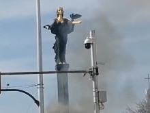 Статуята на Света София е в пламъци