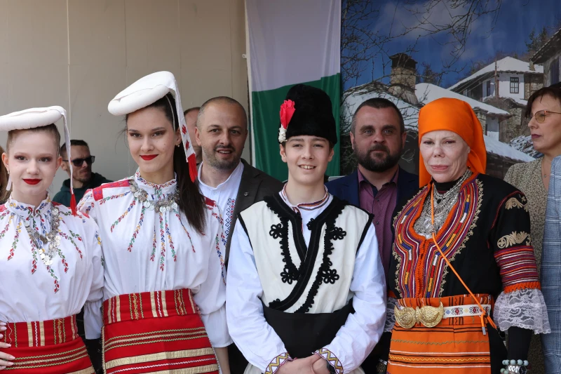 Княгиня Калина и семейството й посетиха маскараден фестивал