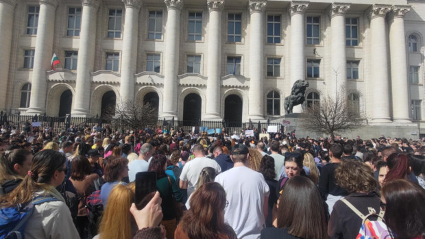 Пред Съдебната палата в София се провежда протест срещу задържаните