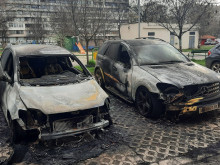 Очевидци в София: Три коли горяха в "Красна поляна", мъж запали едната с коктейл "Молотов"