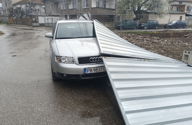Ограда се стовари върху автомобил в Пловдив и по конкретно