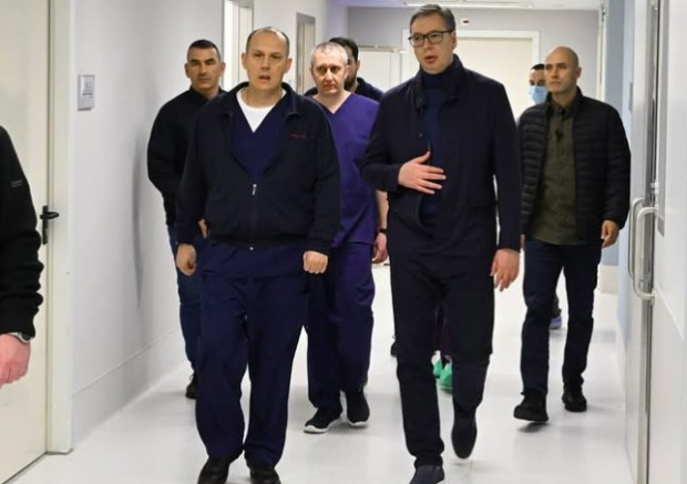 Сръбският президент Александър Вучич посети македонските граждани които се лекуват