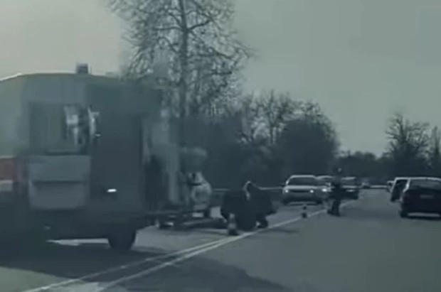 Мъж е в болница след катастрофа възникнала край разклона за