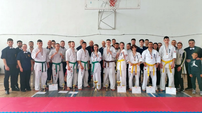 12 медала и две купи за каратеките на АСКК 