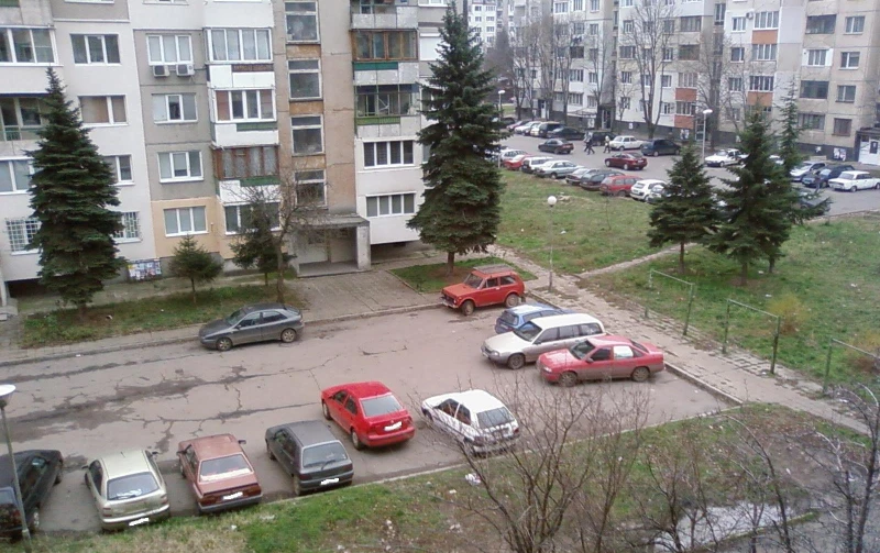 Скараха се за паркомясто в Перник, намушка го и избяга с колата, оказа се на 61 години и дрогиран