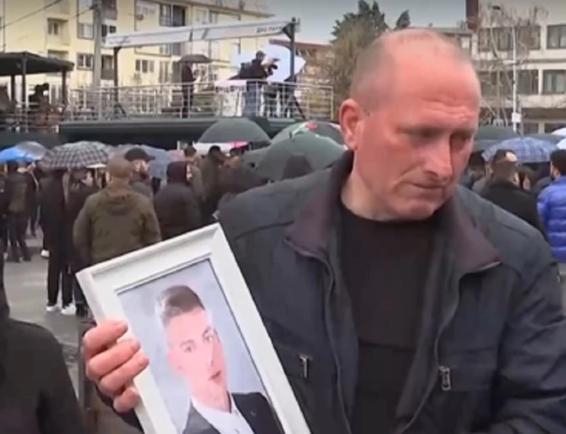 Почернен баща от Кочани: Било е война, толкова деца не са загивали за ден