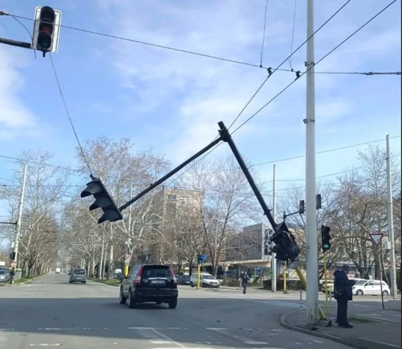 Светофар скъса тролейбусни жици в Русе, очакват се проблеми с градския транспорт