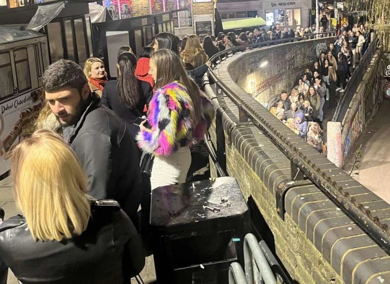 Огромна опашка за концерт на наш певец в Лондон