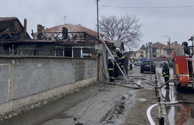 Взрив на газова бутилка предизвика пожар в къща в Царацово