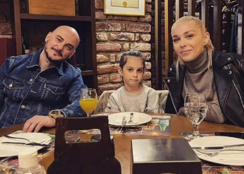 Съпругата на вокалиста на "ДНК": Мъжът ми лежи мъртъв в болницата, а те го издирват за разпит