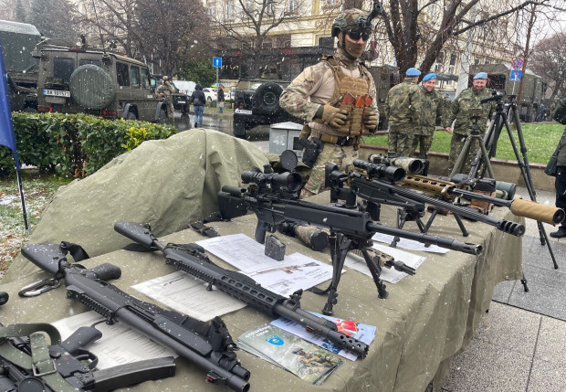 Снегът и лошото време не спряха военните в Пловдив