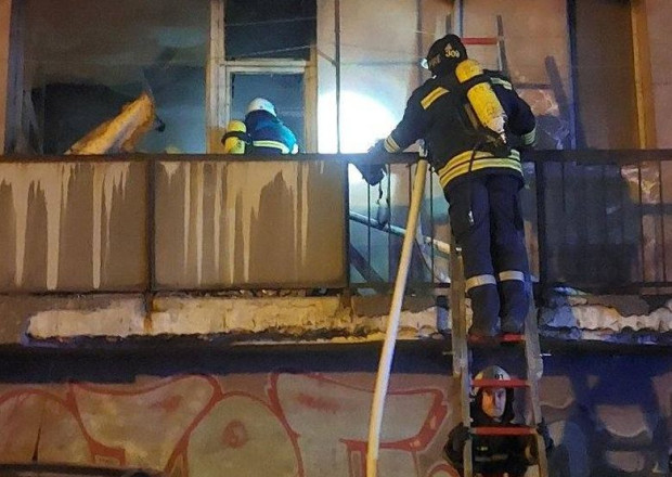 В Пловдив горя апартамент, пълен с боклуци, съседите безсилни