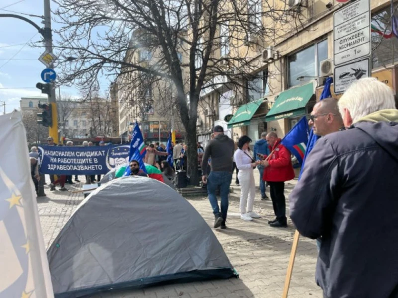 Здравният министър отложи срещата с протестиращите медици: Заканиха се за по-голям протест