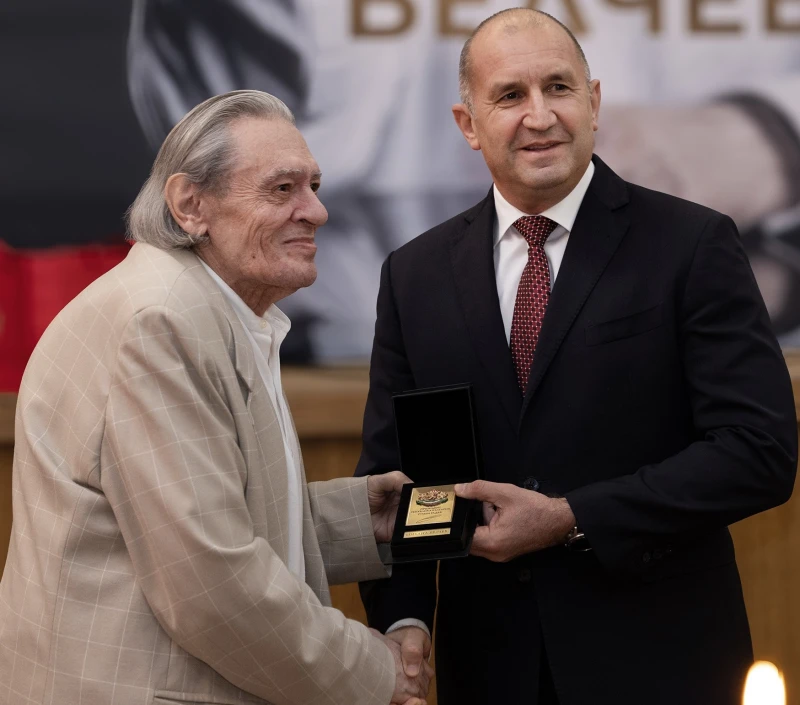 Радев връчи Почетния знак на президента на Михаил Белчев