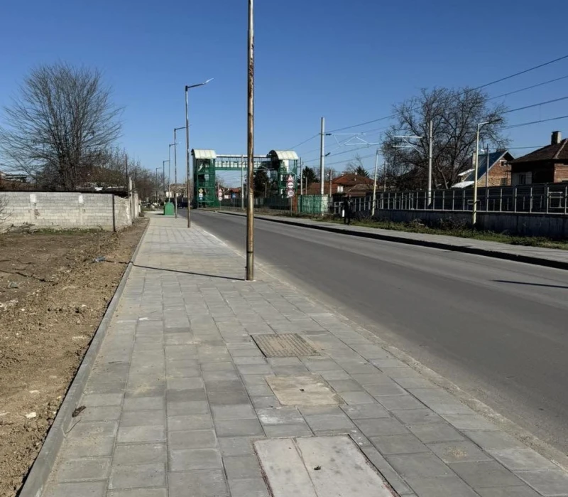 Чисто нов тротоар в "Прослав"