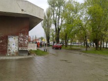 Шофьори рушат плочките пред пощата в "Тракия"
