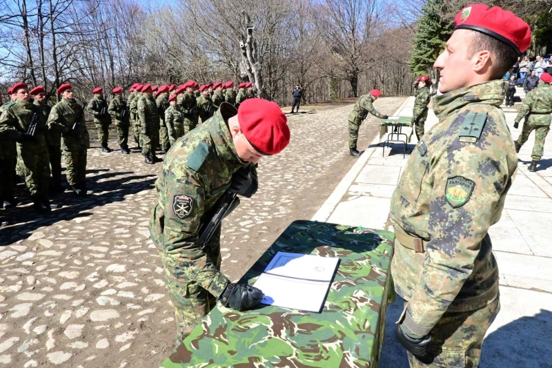 Повече от 100 новоназначени военнослужещи в Сухопътните войски положиха военна клетва