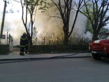 Горя дървена постройка зад Изчислителния център