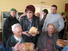 ПП ГЕРБ в район "Западен" зарадва възрастни хора за празниците