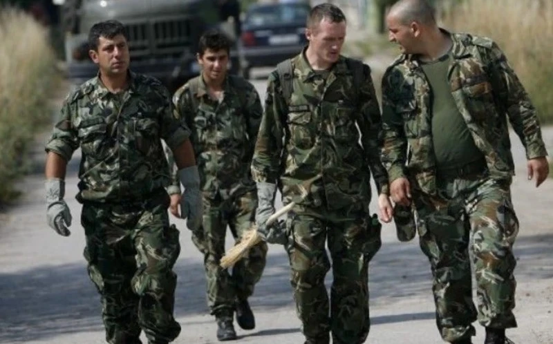 Военният министър: Обмисляме задължителна казарма за хората, чиито професии включват боравене с оръжие