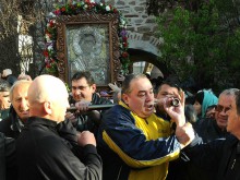 Хиляди миряни от цялата страна присъстваха на изнасянето на Чудотворната икона на Св. Богородица от Бачковския манастир