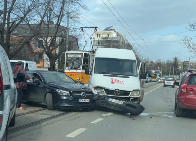 Автомобил и бус се удариха в София, блокираха движението на трамвай №11