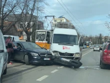 Автомобил и бус се удариха в София, блокираха движението на трамвай №11