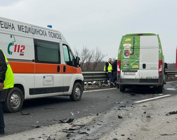 Линейка и пожарна са на мястото на тежката катастрофа на