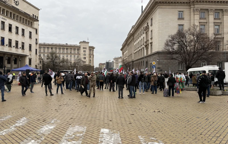 Протест на партия МЕЧ пред Парламента