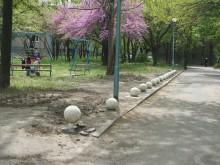 Само две седмици издържаха нови анти-паркинг съоръжения в "Централен" 