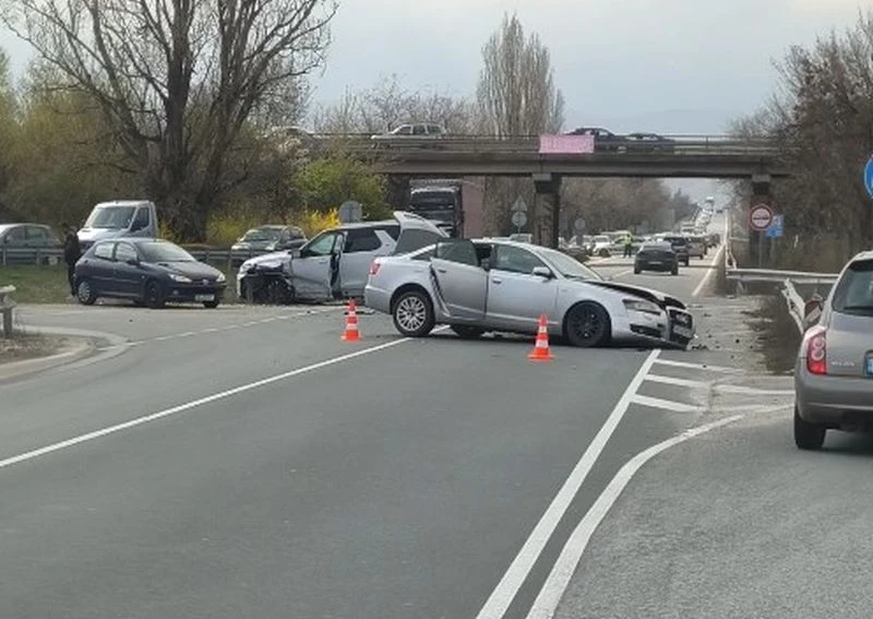 Жестока катастрофа до Пловдив, колите са размазани, на място има линейки