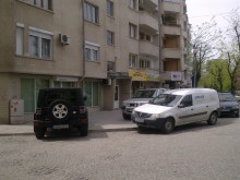 Нагло паркират автомобили в зоната на кръстовище в "Северен"
