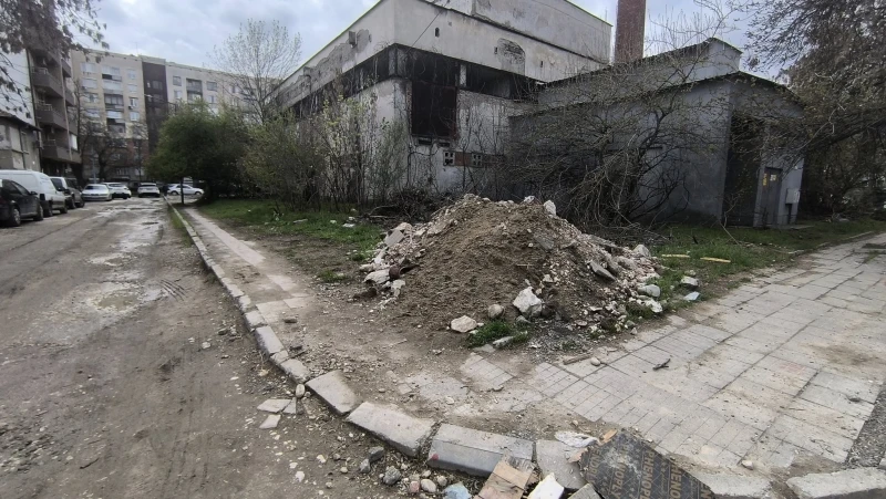 Недоволство от натрупани отпадъци на улица в "Южен"