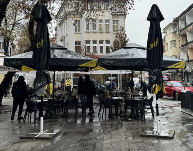 След публикацията на Plovdiv24.bg махнаха черните чадъри
