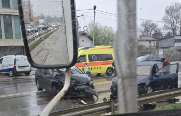 Два автомобила се удариха на бул. "Овча Купел", движението в района е затруднено