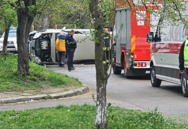 Автомобил катастрофира и се преобърна до две училища в столичния кв. "Мусагеница"! Дама: Радваме се, че денят е бил почивен и няма жертви