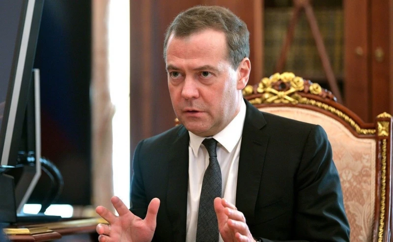 Медведев: Франция да се замисли за създаването на шеста република, но дали Льо Пен ще чака нашите казаци?