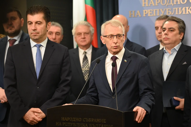 ПП-ДБ напусна дебатите за вота на недоверие: Спори се кой е по-голям приятел на Путин
