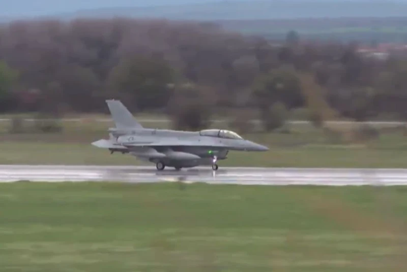 Първият български изтребител F-16 Block 70 кацна в Граф Игнатиево